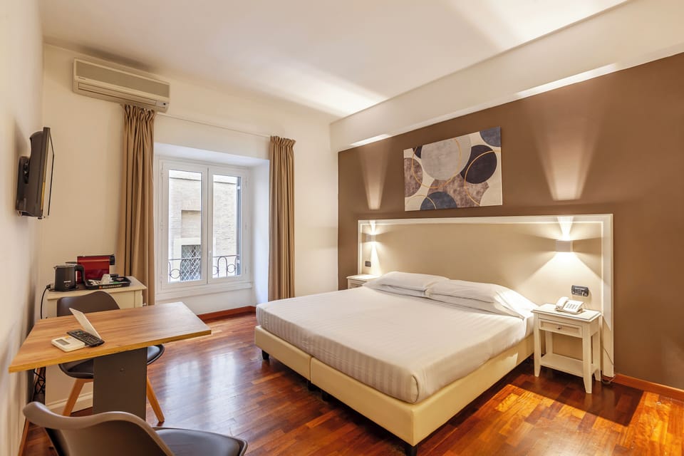 Deluxe Double Room | Hypo-allergenic bedding, minibar, in-room safe, desk