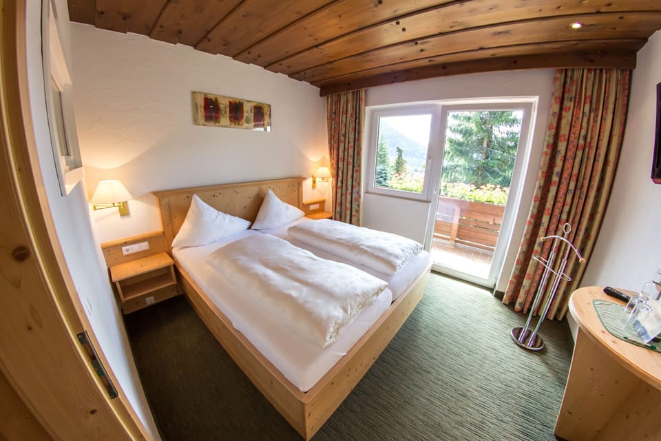 Junior Suite, 1 Bedroom, Non Smoking, Mountain View | Premium bedding, pillowtop beds, in-room safe, individually furnished