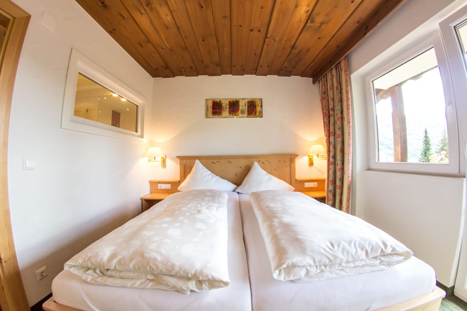 Junior Suite, 1 Bedroom, Non Smoking, Mountain View | Premium bedding, pillowtop beds, in-room safe, individually furnished