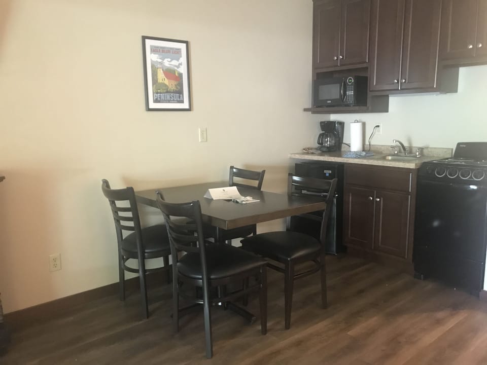 Standard Suite, 1 King Bed with Sofa bed, Non Smoking, Microwave | Private kitchenette | Fridge, microwave, coffee/tea maker, paper towels