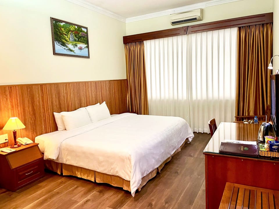 Deluxe Double Room | Minibar, in-room safe, desk, laptop workspace