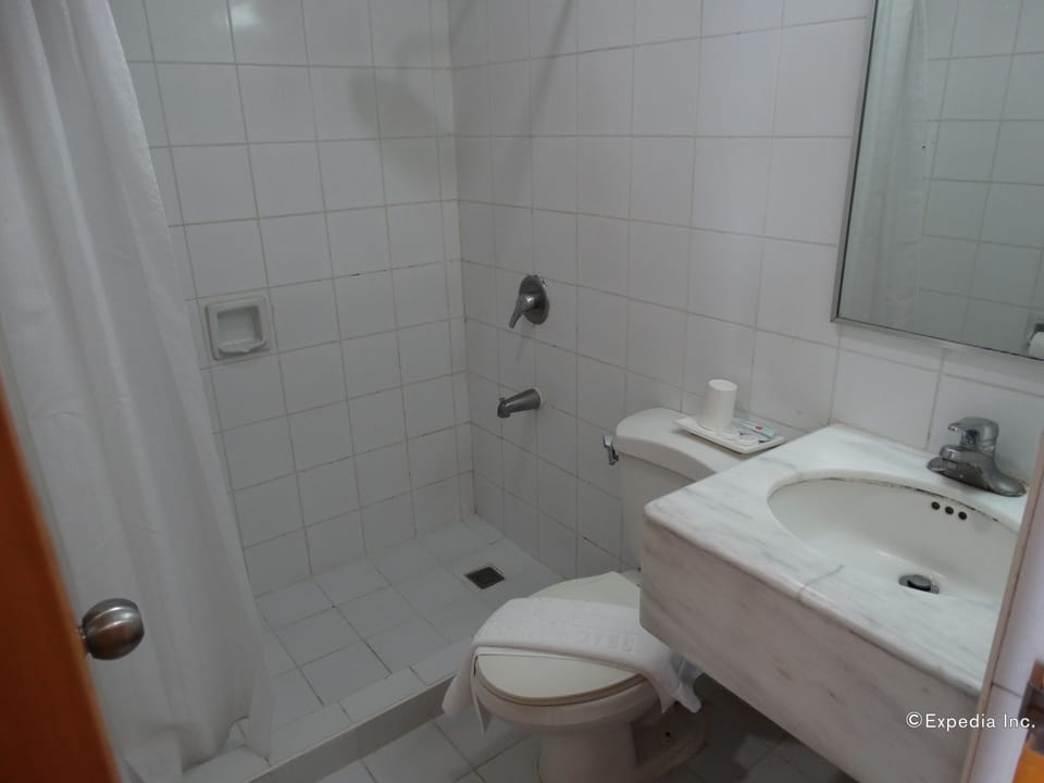 Combined shower/tub, deep soaking tub, free toiletries, slippers