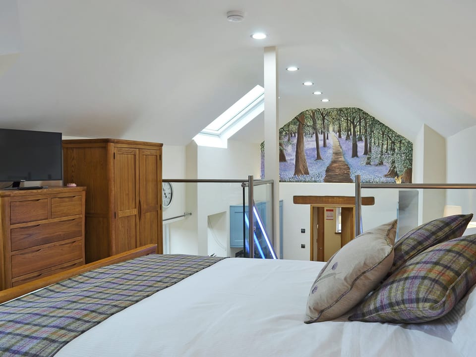 Romantic galleried with bedroom kingsize bed | Bluebell Barn, Okehampton