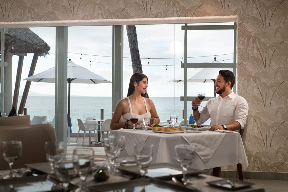 5 restaurants; breakfast, lunch, and dinner served