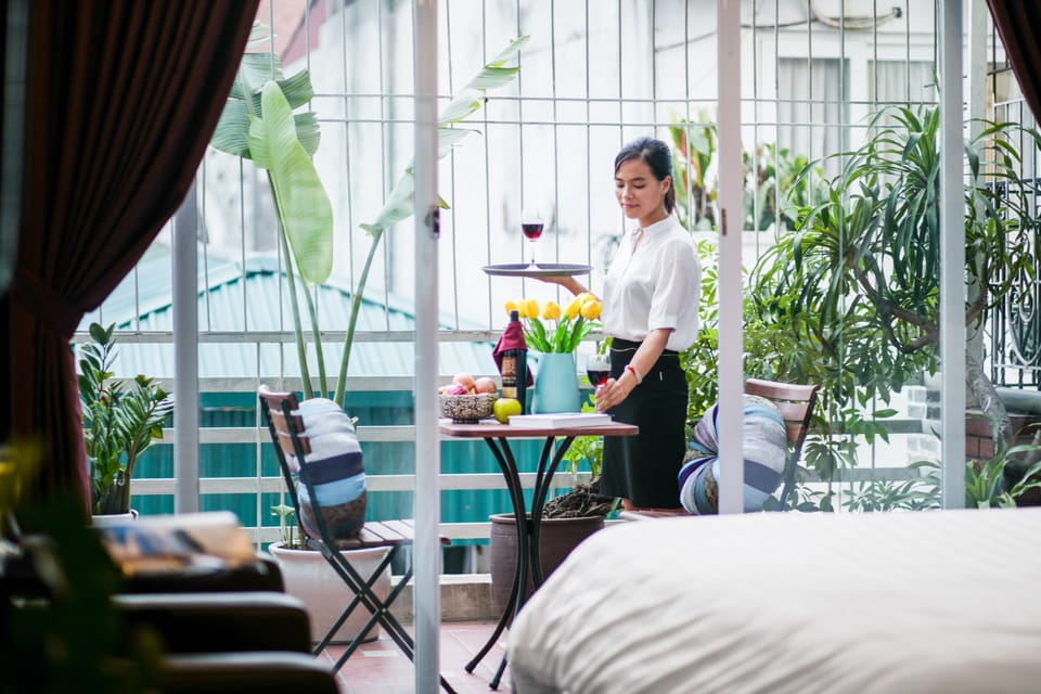 Senior Room, 1 King Bed, City View | Minibar, in-room safe, blackout drapes, soundproofing