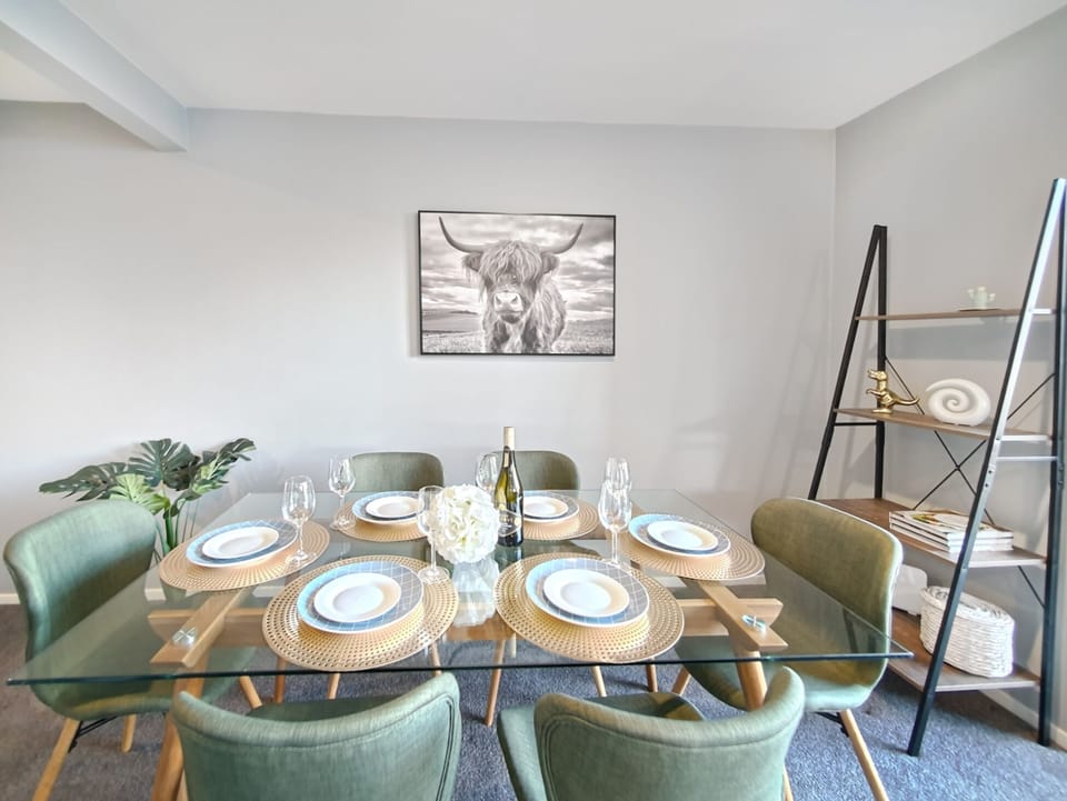 Private 3 Bedroom Duplex | In-room dining