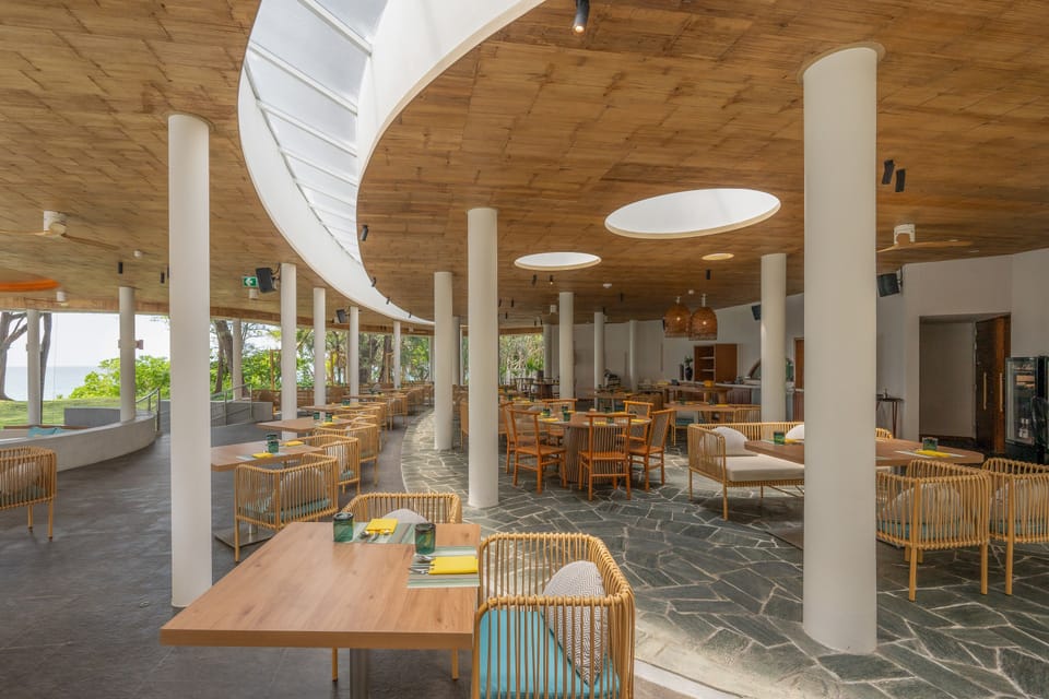 2 restaurants; breakfast, lunch, dinner, and brunch served