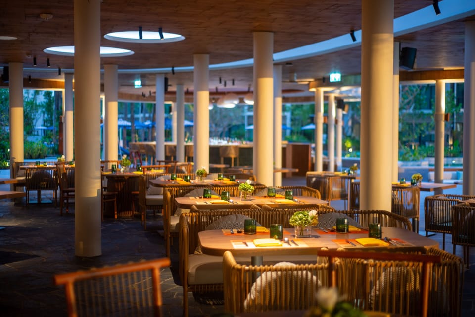 2 restaurants, breakfast, lunch, dinner served; international cuisine