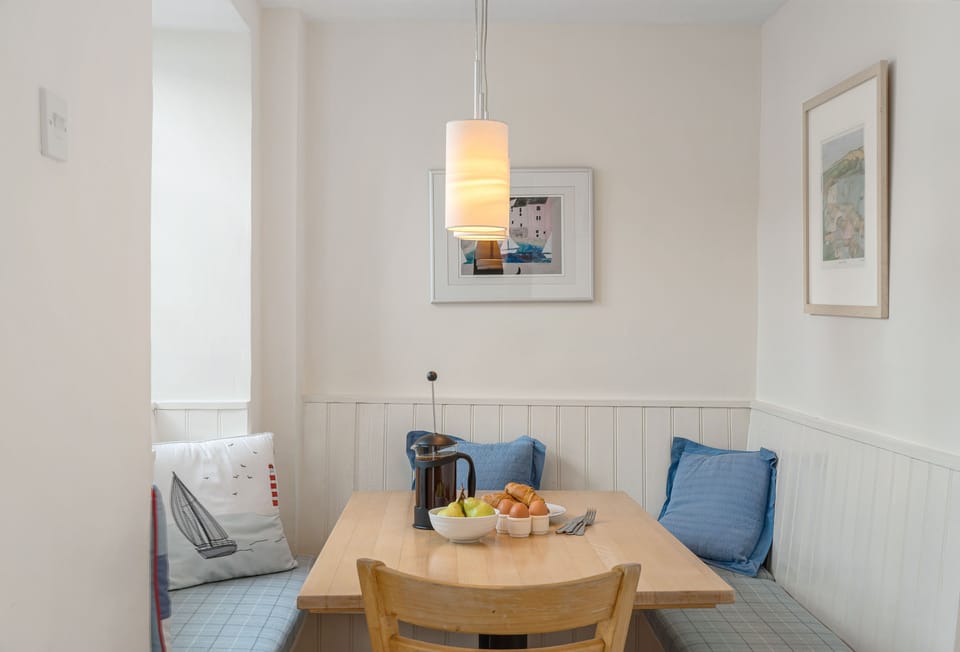The Boy's Cottage, Portreath. Ground floor: Cosy dining area with seating for four