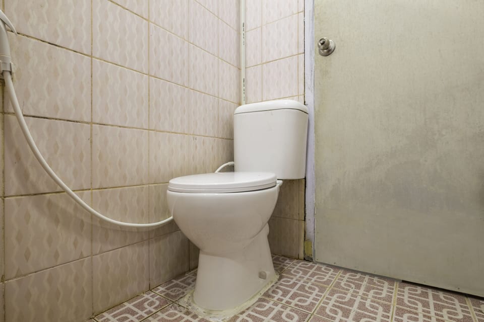 Economy Triple Room | Bathroom | Shower, bidet, towels