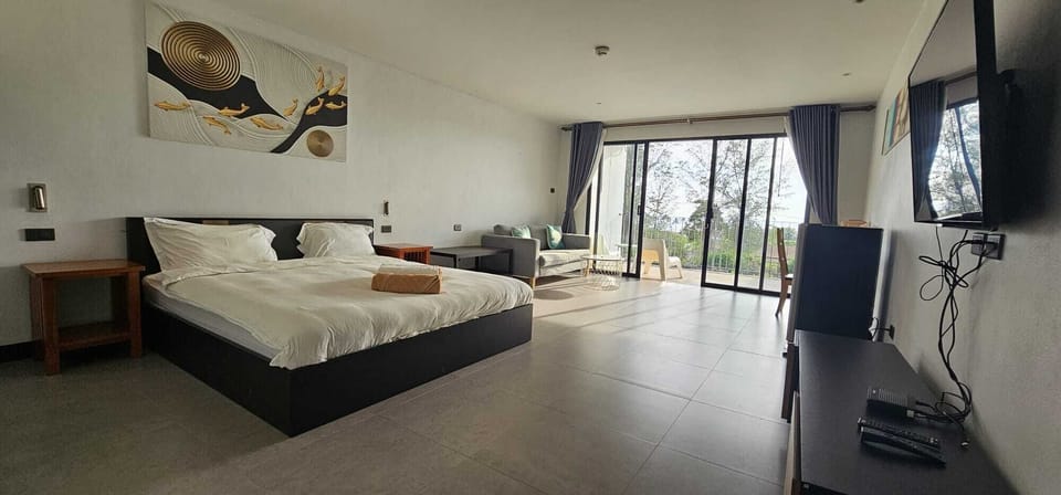 Pool Access Room | Pillowtop beds, in-room safe, desk, laptop workspace