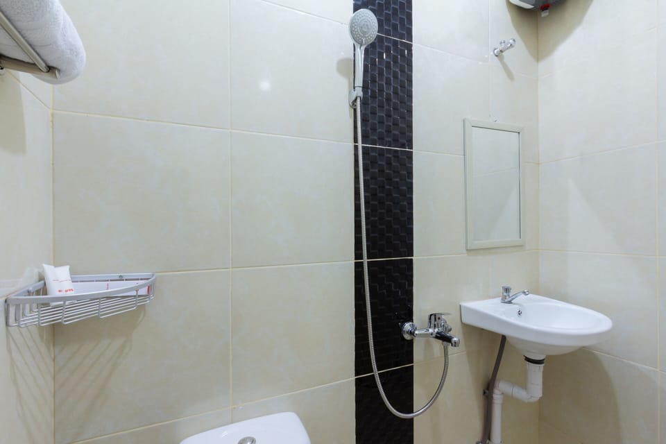 Deluxe Twin Room | Bathroom | Shower, free toiletries, bidet, towels