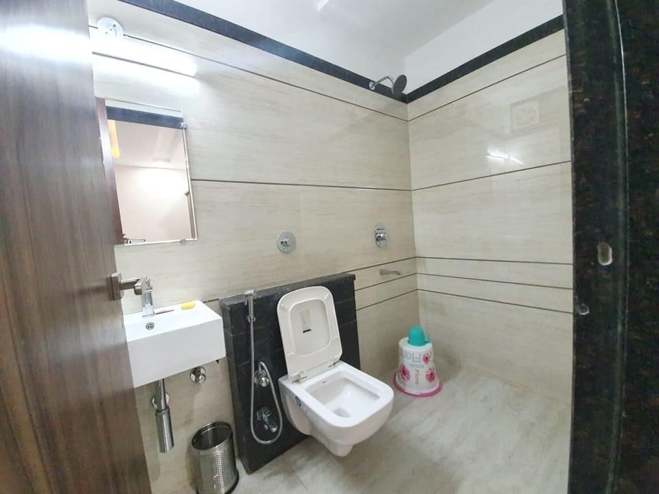 Superior Room | Bathroom | Shower, hydromassage showerhead, towels, soap