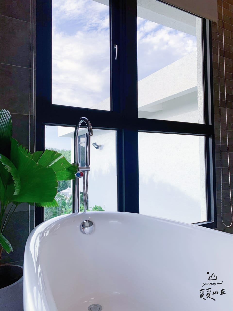 Design Double Room, 1 King Bed, Balcony, Mountain View | Bathroom | Free toiletries, hair dryer, slippers, towels
