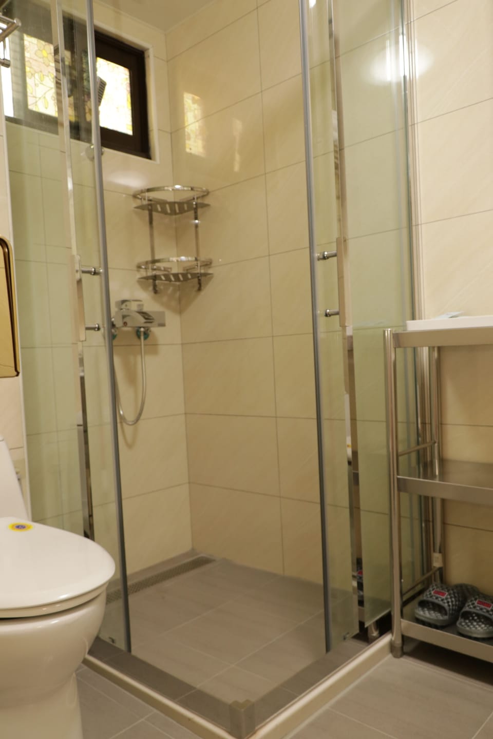 Triple Room | Bathroom | Shower, free toiletries, hair dryer, slippers