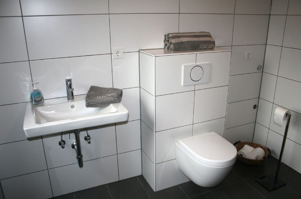 Apartment, Garden View | Bathroom | Shower, towels