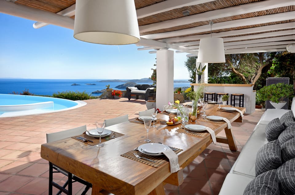 SWIMMING POOL DINING AREA