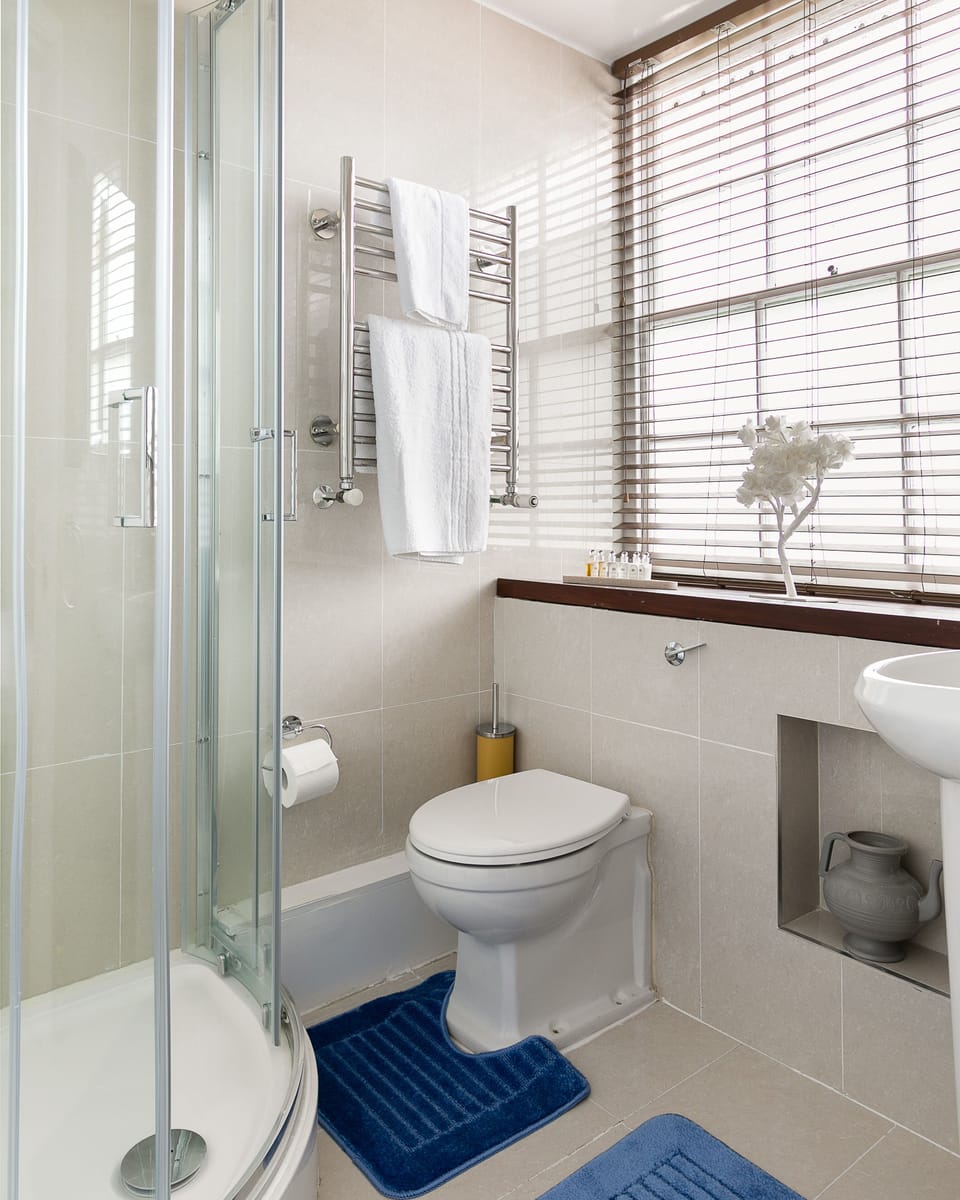 Apartment (3 Bedrooms) | Bathroom amenities | Separate tub and shower, free toiletries, hair dryer, towels