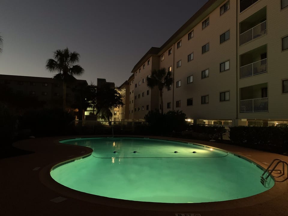 Outdoor pool, building 3, seasonal