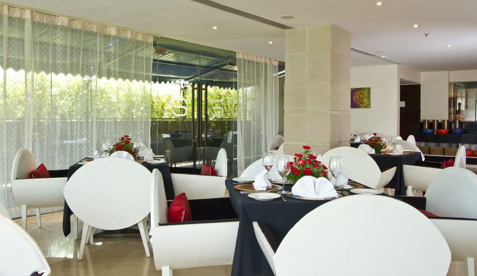2 restaurants; breakfast, lunch, and dinner served