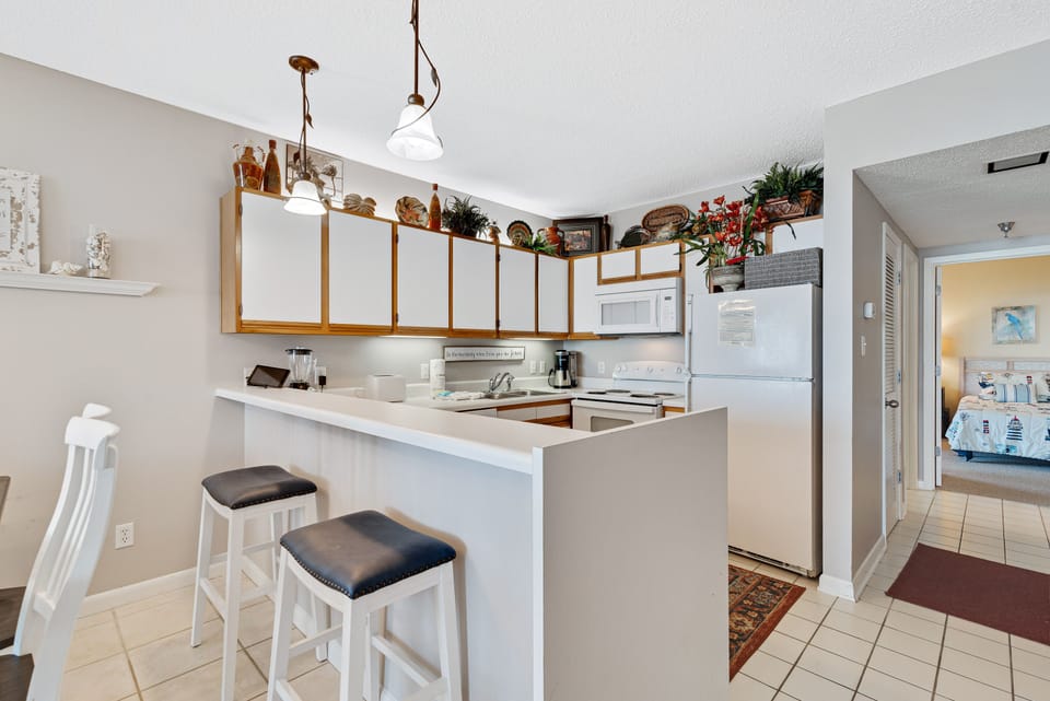 Dining Table for 4 and Extra Seating at the Breakfast Bar