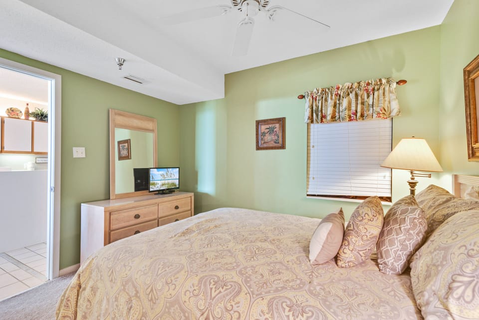 Guest Bedroom with Queen Size Bed