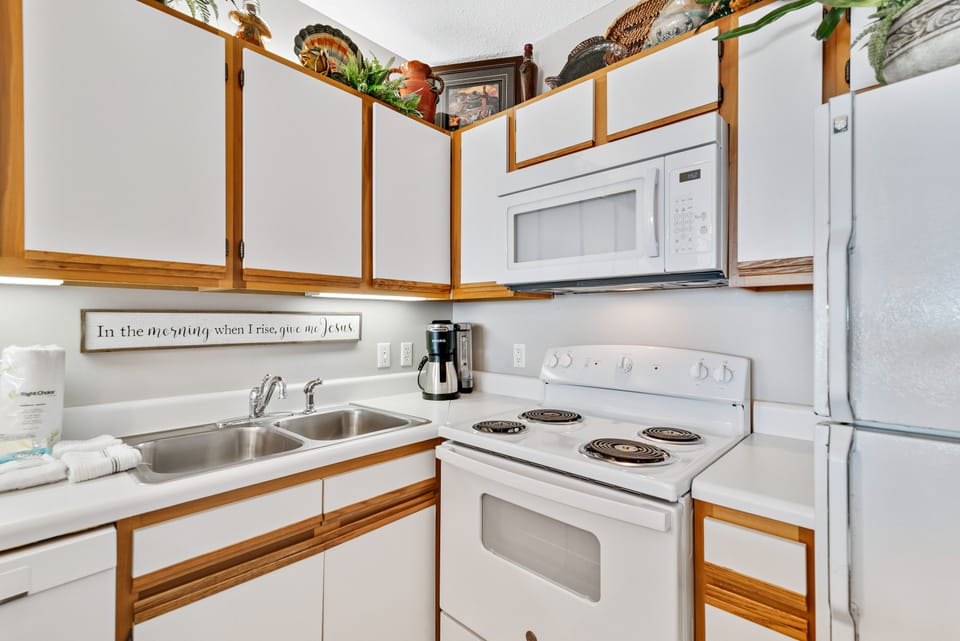 Fully Equipped Kitchen with Seating at the Bar