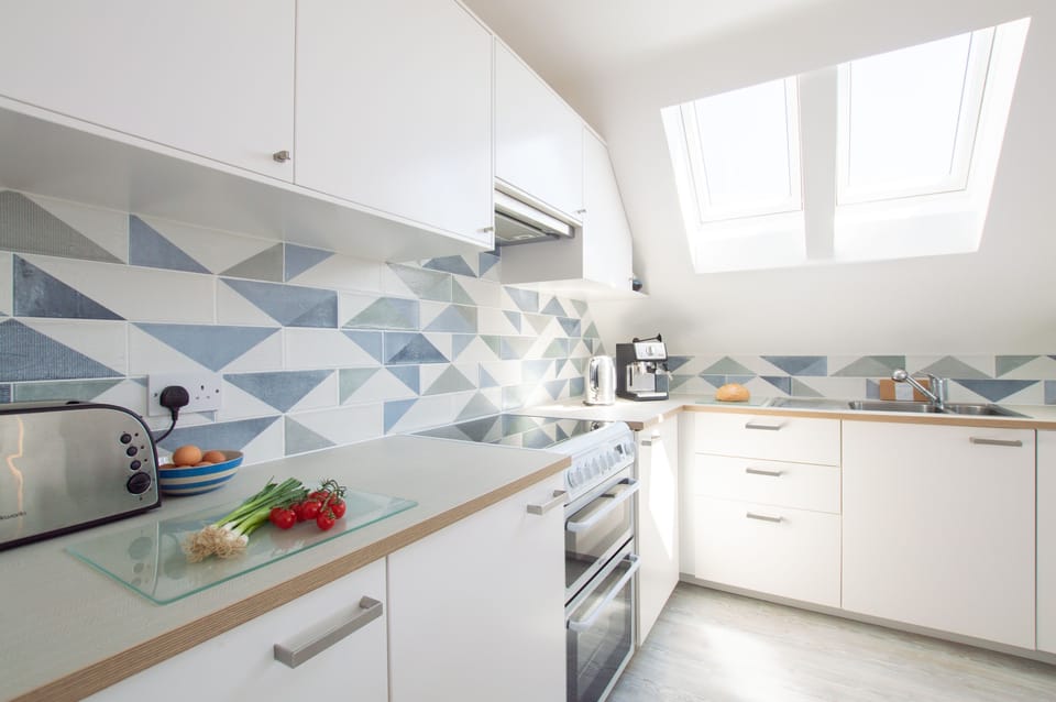 Sunfish, Porthtowan. First floor: Kitchen and dining area with dishwasher, washing machine, table and seating for six