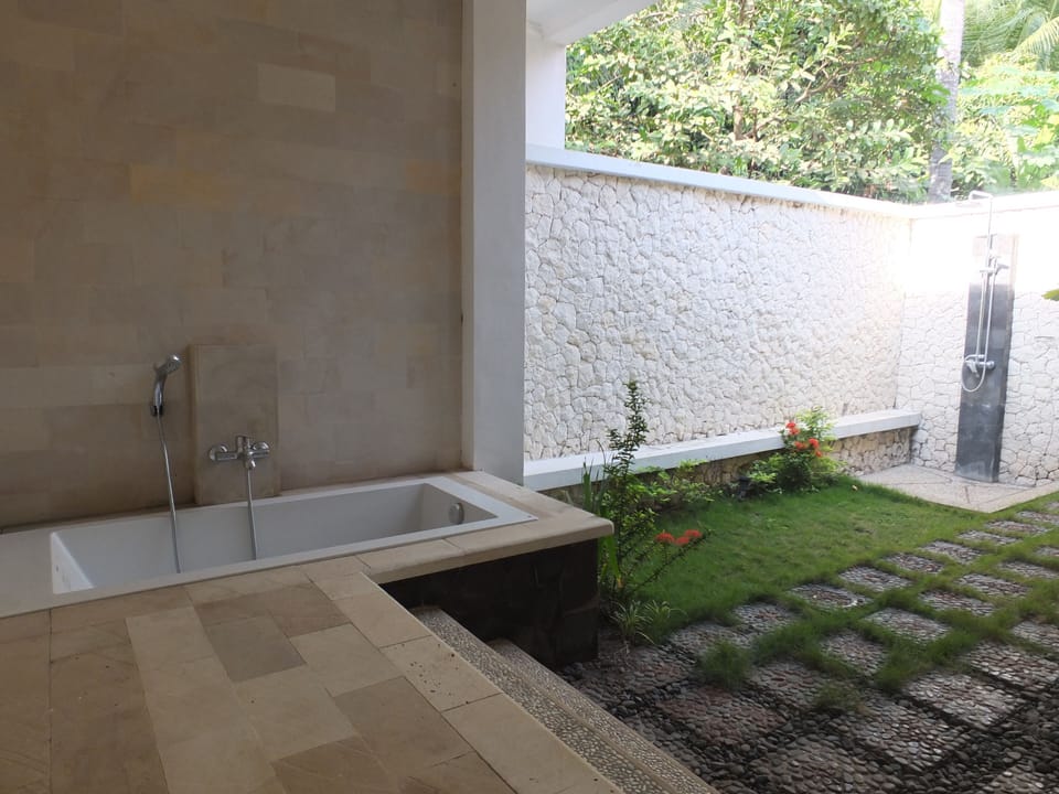 Deluxe Twin Room | Bathroom | Slippers, towels