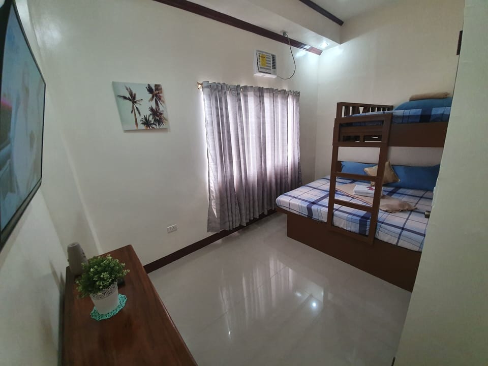Bunk Room for 3 | Free WiFi