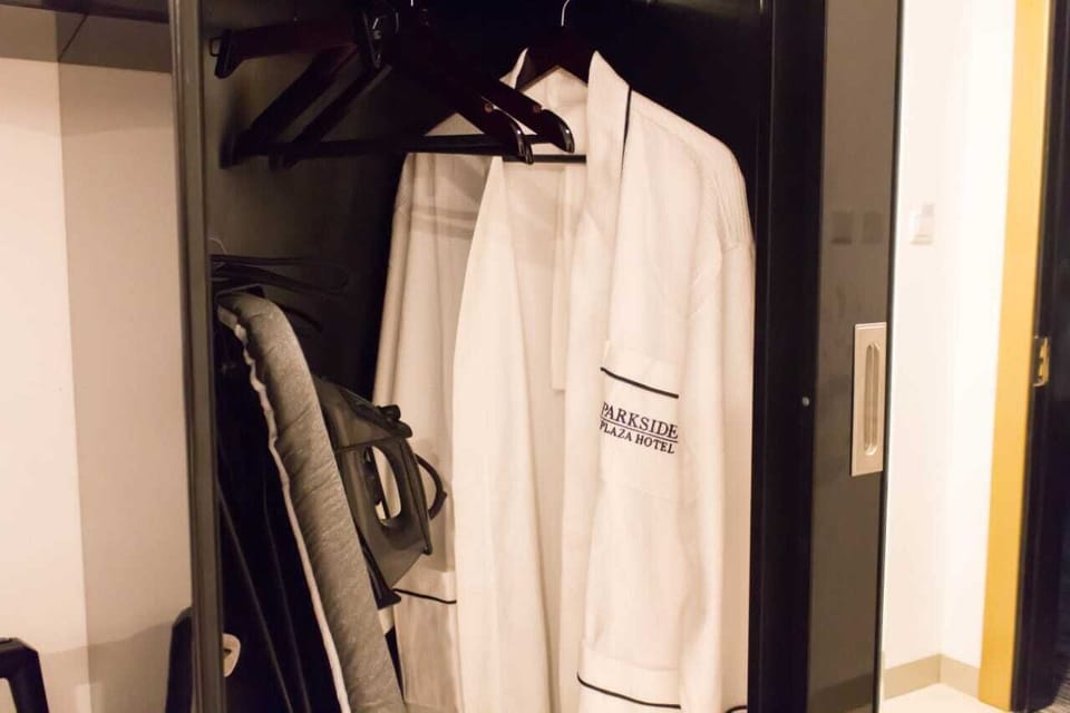 Shower, rainfall showerhead, free toiletries, bathrobes