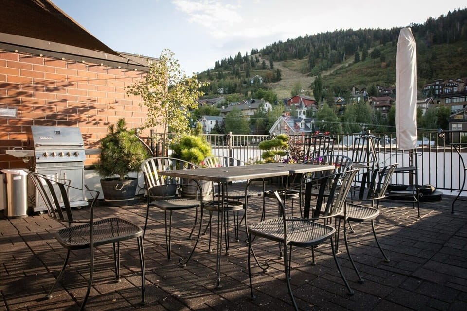 Building common roofdeck with seating, BBQ grill