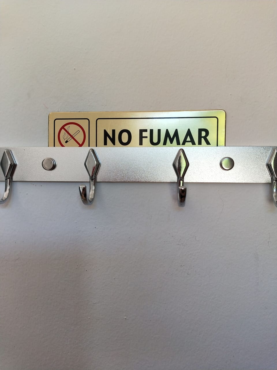 Verboden te roken in de Studio er is rookruimte voorzien buiten.
