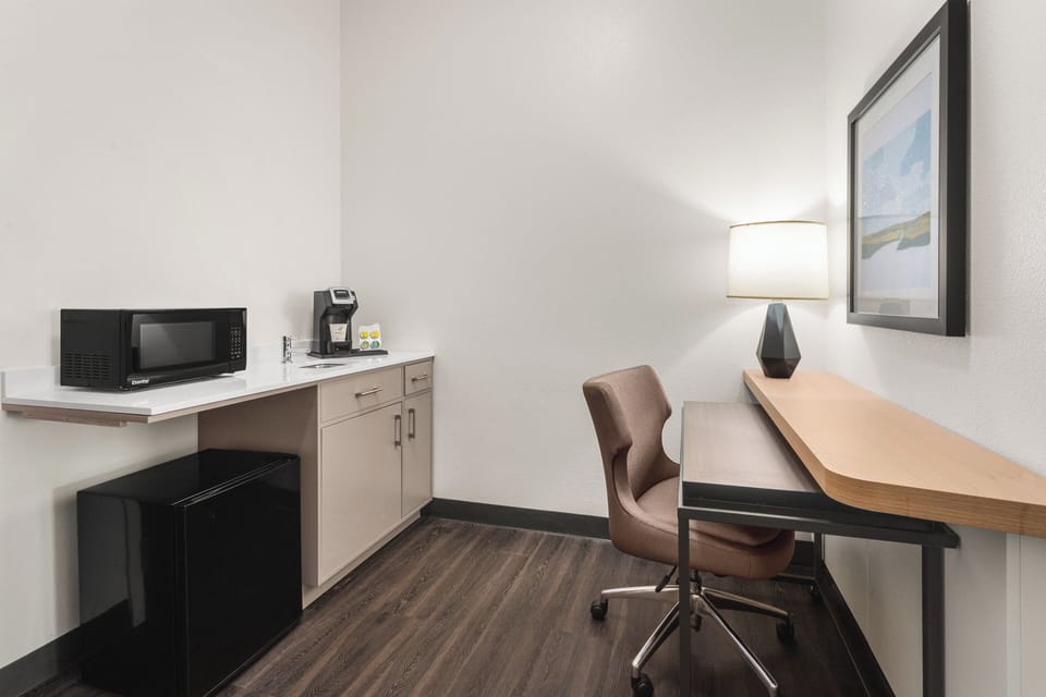 Standard Room, 1 King Bed | Room amenity