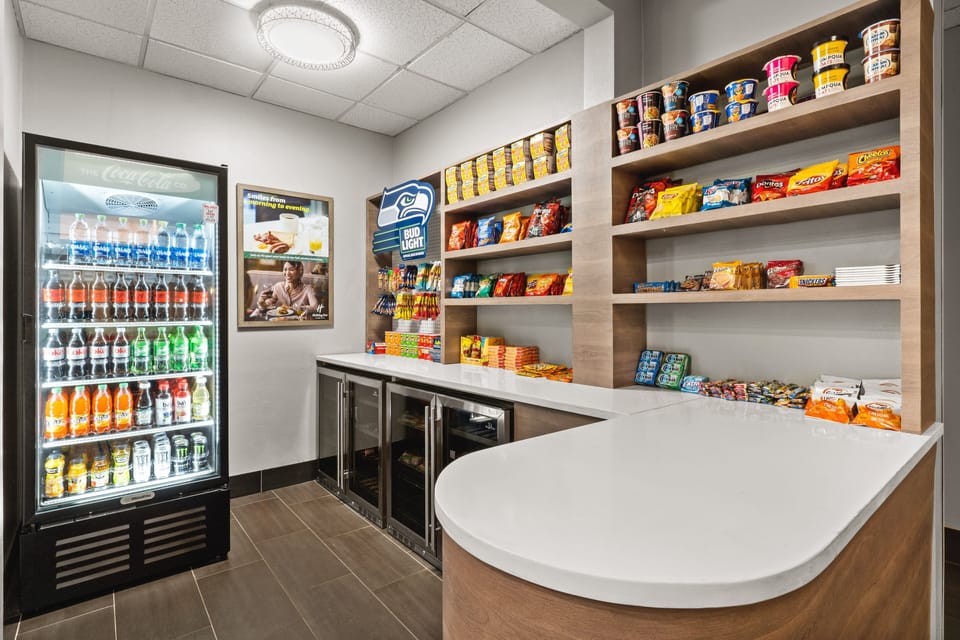 Breakfast and dinner served