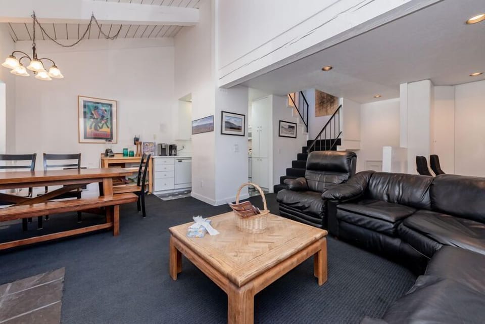 Living Room, Wood Burning Fireplace, Kitchen, Dining Room (6 Top)