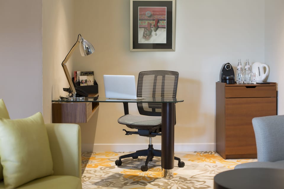 Select Studio | Minibar, in-room safe, desk, blackout drapes
