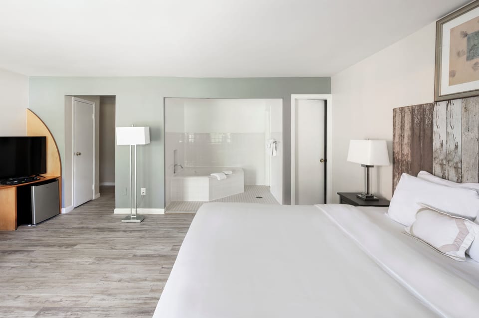 Honeymoon Room, Jetted Tub | Egyptian cotton sheets, premium bedding, desk, laptop workspace