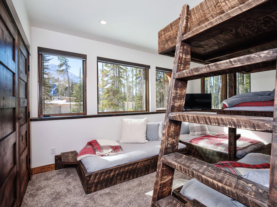 Spotted Eagle Lodge, Bedroom 2, 1