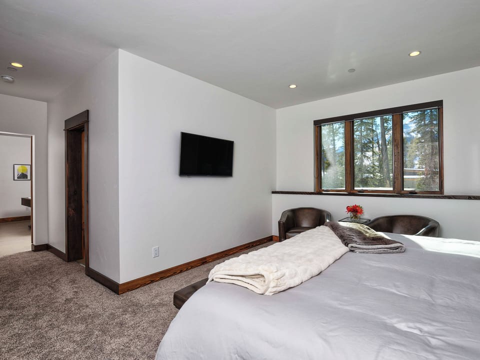 Spotted Eagle Lodge, Bedroom 1, 3