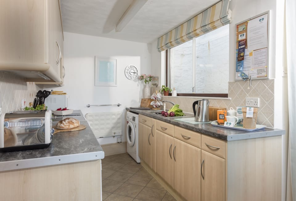 Cliff Cottage, Mevagissey. Ground floor: The lovely kitchen area is well equipped with everything you'll need during your stay