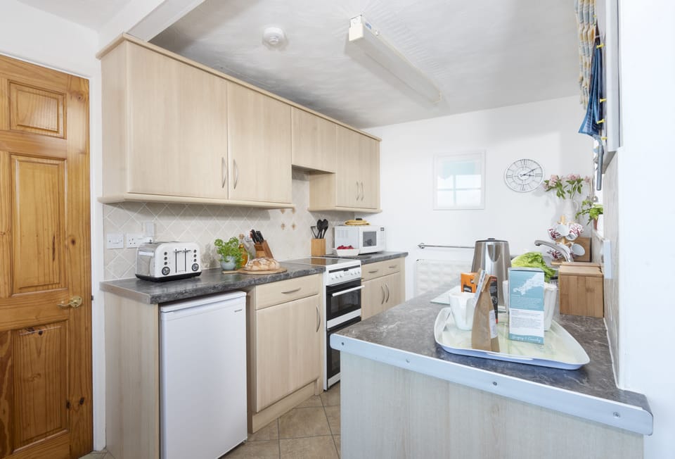 Cliff Cottage, Mevagissey. Ground floor: including an oven, hob, microwave, washing machine and fridge