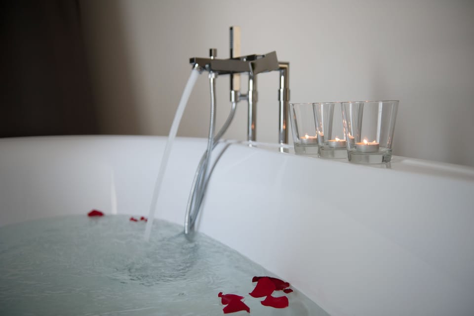 Deluxe Suite, 2 Bedrooms, Bathtub, Lakeside | Jetted tub