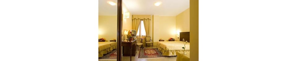 Traditional Room | In-room safe, desk, blackout drapes, soundproofing