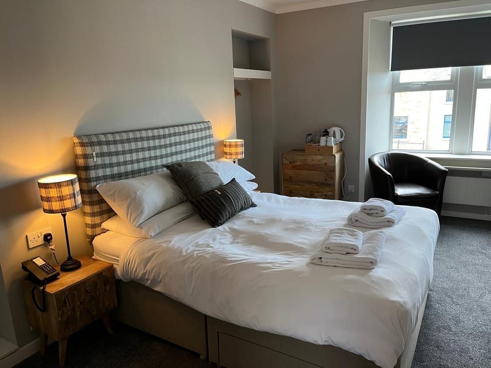 Suite | Premium bedding, desk, iron/ironing board, free WiFi