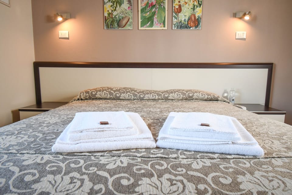 Triple Room | Desk, WiFi (free), bed sheets