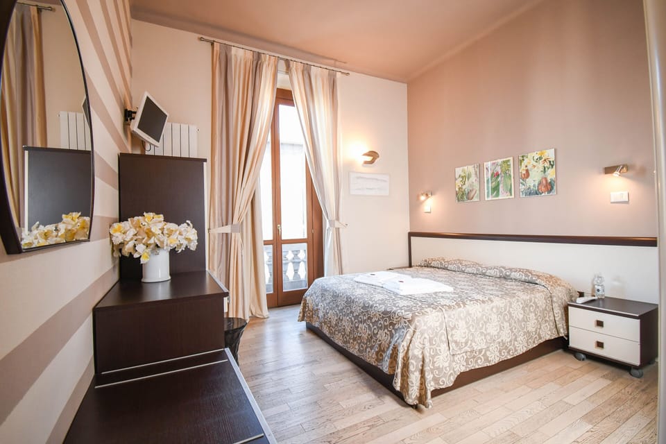 Double Room | Desk, WiFi (free), bed sheets