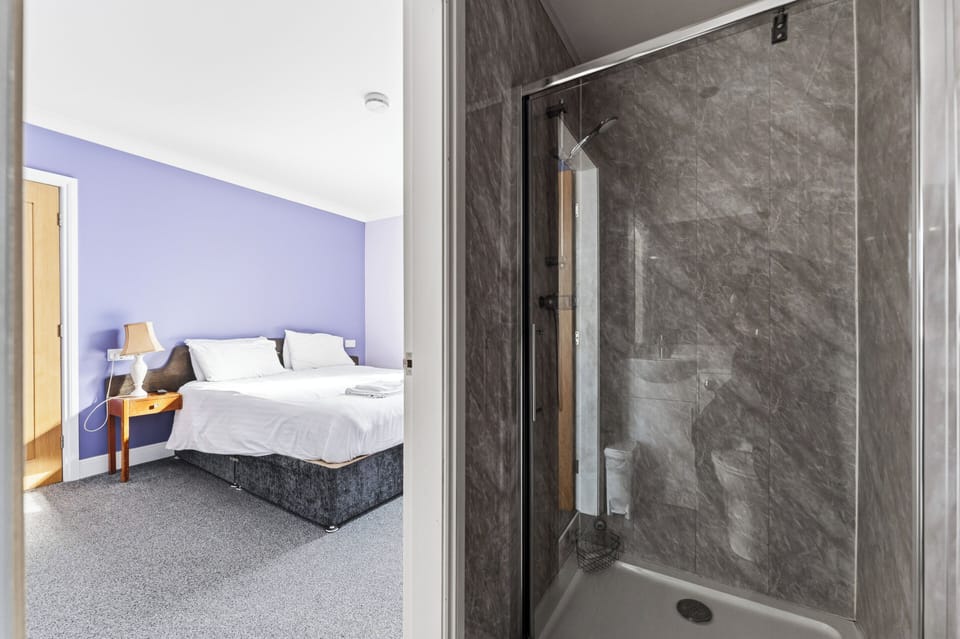 House | Premium bedding, in-room safe, desk, soundproofing