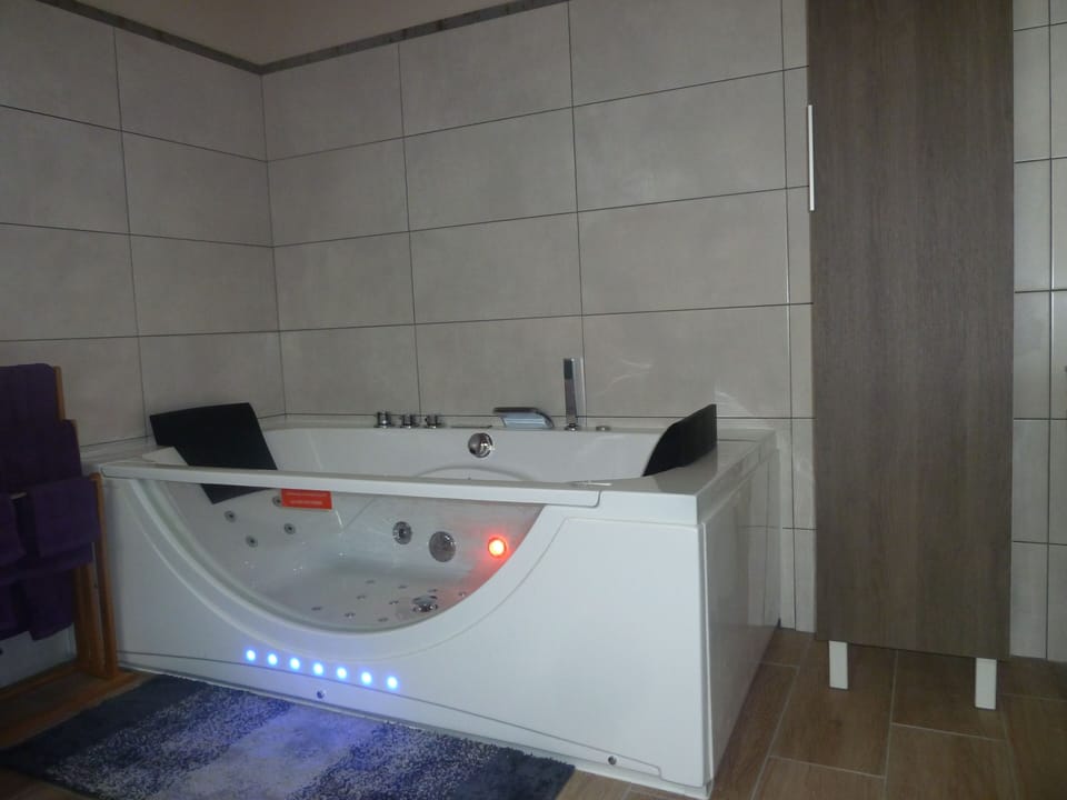 Romantic Double Room, Jetted Tub (5) | Jetted tub