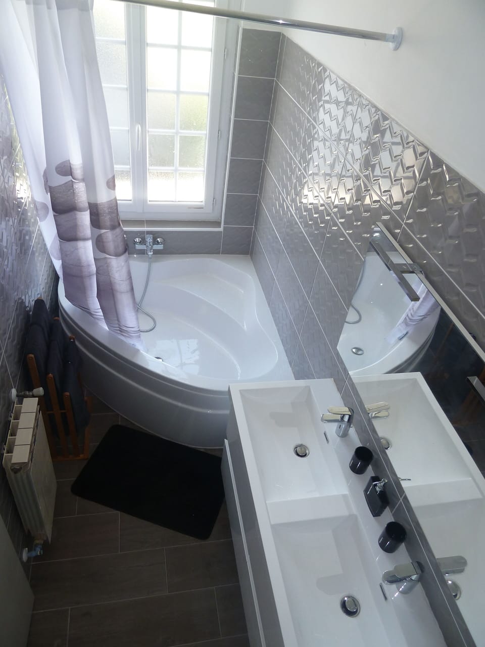 Panoramic Triple Room (1) | Bathroom | Free toiletries, hair dryer, towels